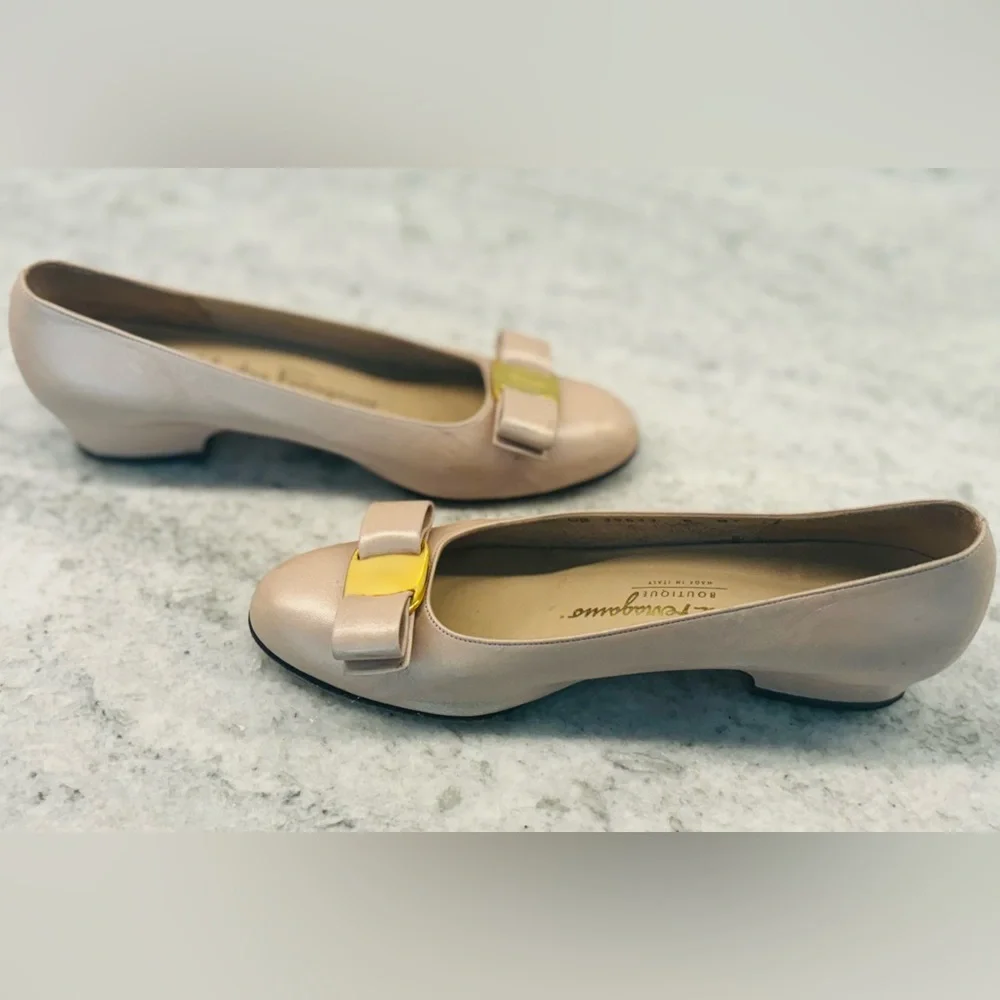 Salvatore Ferragamo Vara Bow Heels in soft pink oyster, size 6B - Picture 11 of 13